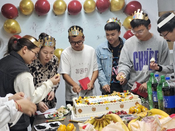 华志信2022年度第三季度员工生日会举办